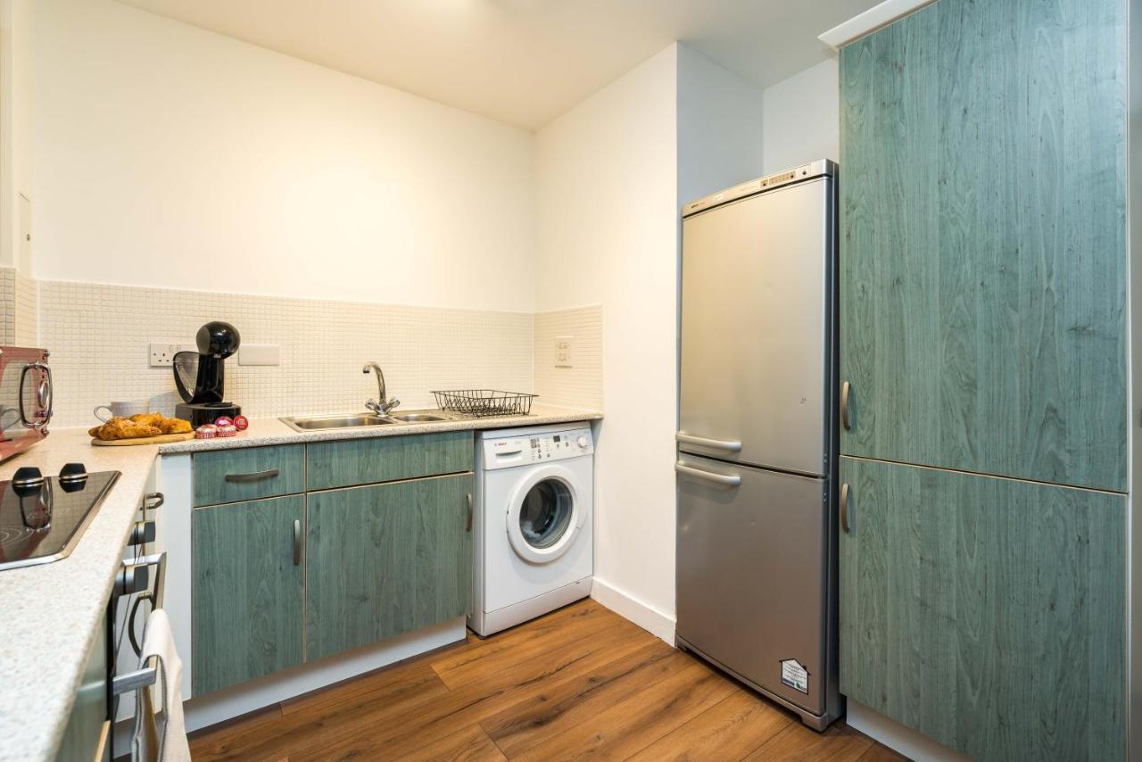 Fast Internet One Bedroom Apartment In Greater London, Id Required Exterior photo